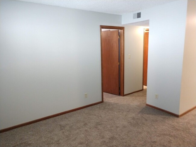 Building Photo - 4 Bedroom Apartment in Central MHK - Near ...