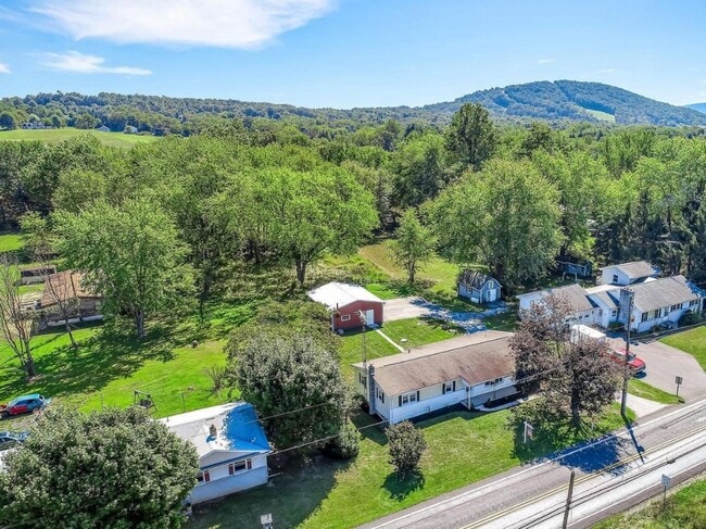 Building Photo - Coming Soon! 3 Bedroom 1.5 Bath Home in Fa...