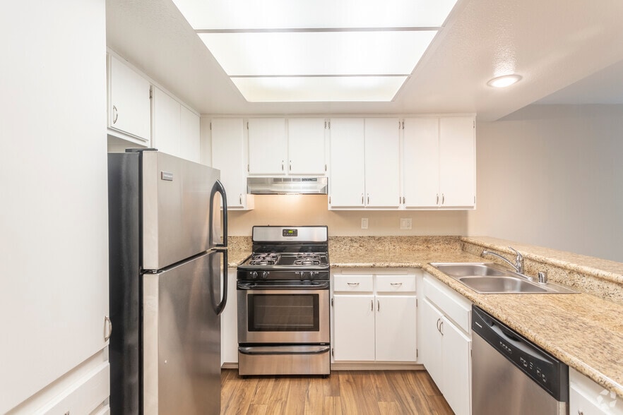 1 BR, 1 BA - 702 SF - Crosscreek