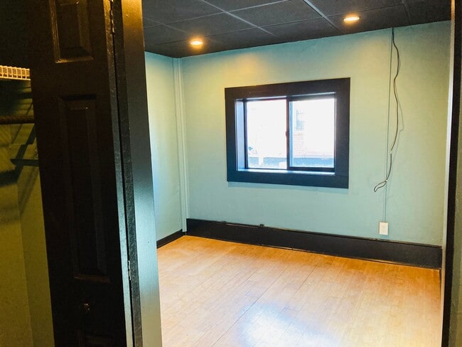 Building Photo - 922 Western Ave