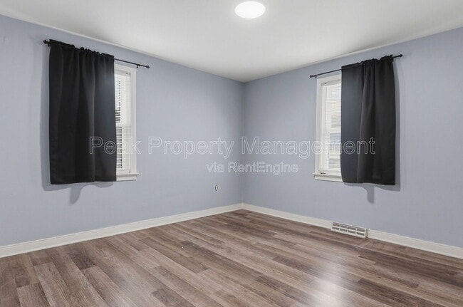 Building Photo - 421 St Luke St