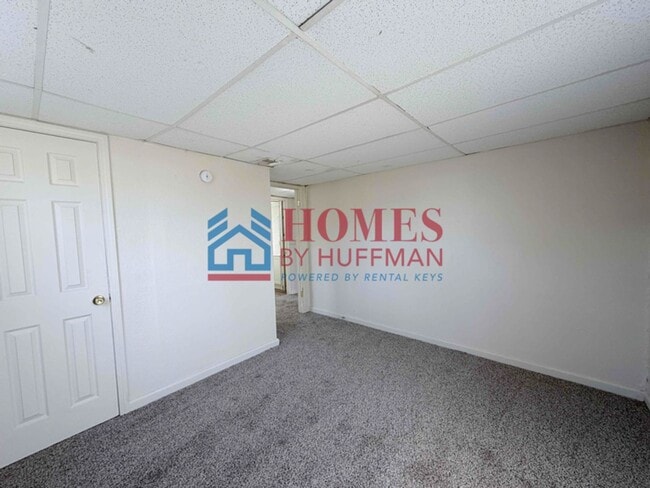 Building Photo - Two Bedroom House | Updated Flooring/Kitchen