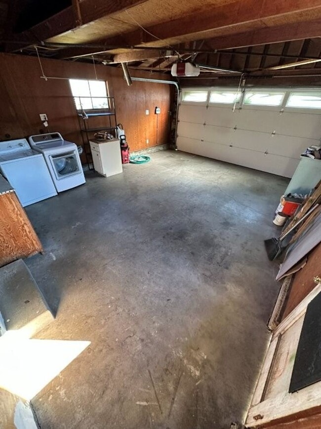 Building Photo - Nor Cal Realty Inc, 3 BD 2 BTH house with 2 car garage