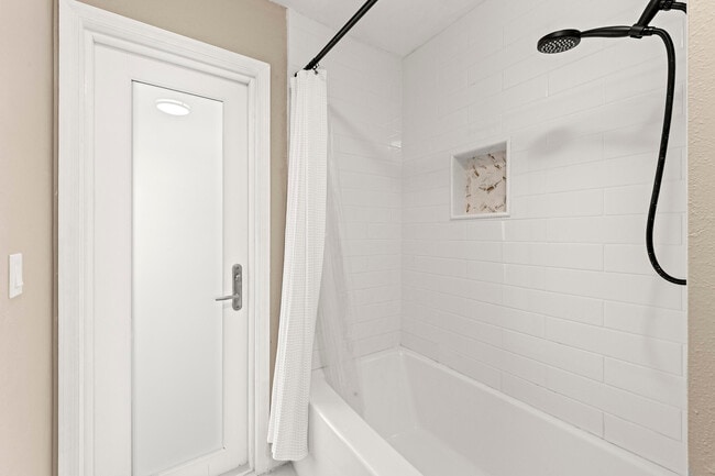 Building Photo - 762 SE River Ln