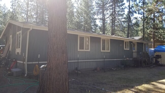 Building Photo - VIDEOTOUR: Awesome Location! Beautiful Ponderosa Pines, Minutes To Bend! PETS WELCOME