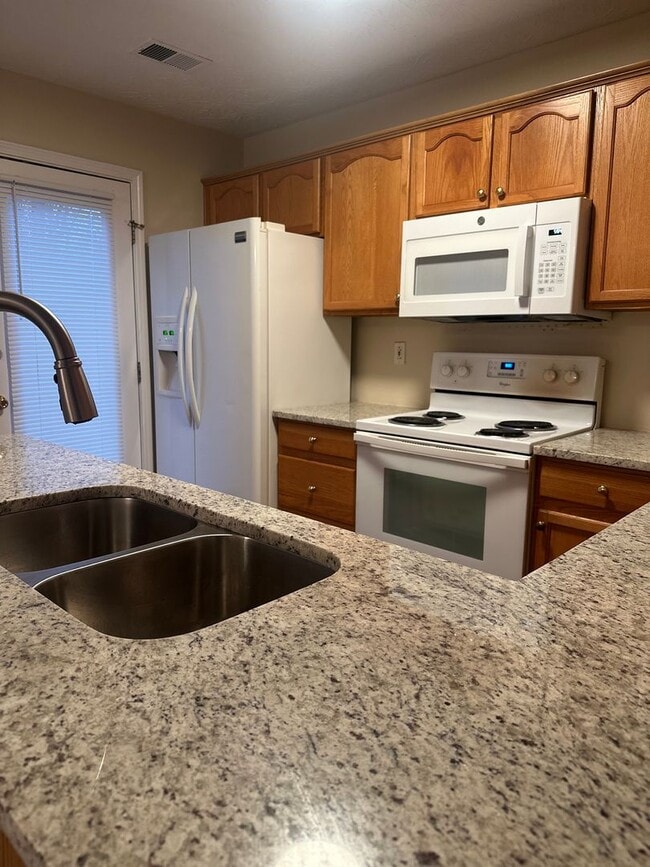 Building Photo - 2 bedroom 2.5 bath townhouse