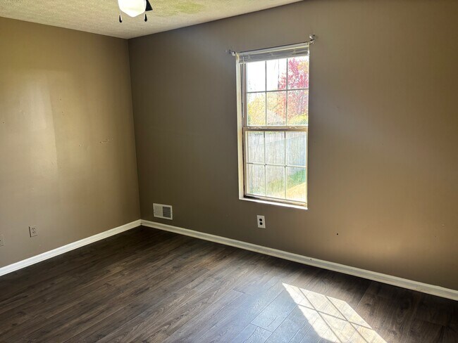 Building Photo - 102 Rainbow Ct