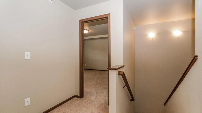 Building Photo - 470 Cambria Dr