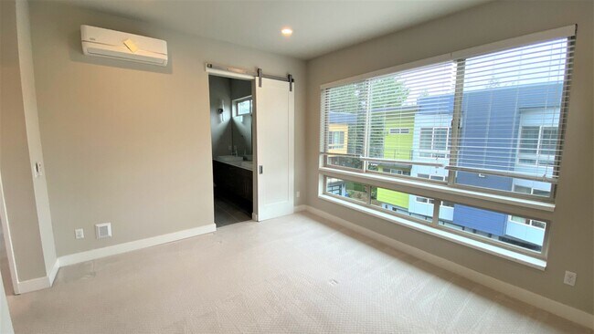 Building Photo - Modern 4BR Townhome in Prime Bellevue | AC | Bellevue Schools | Minutes to Microsoft