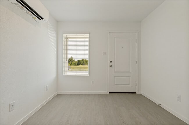 Building Photo - 1037 Bishop Creek Dr