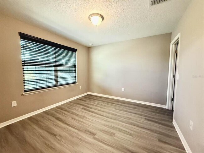 Building Photo - 11804 Silverlake Park Dr