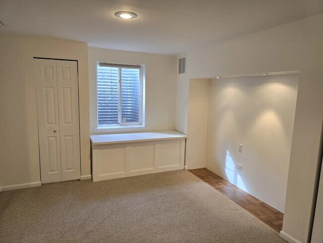 Building Photo - 211 Valley View Dr