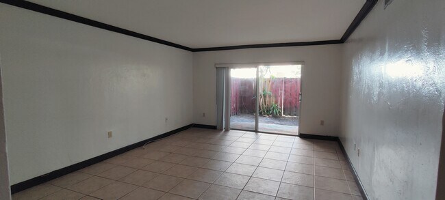 Building Photo - 6900 N Kendall Dr