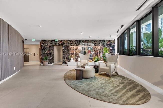 Building Photo - 700 NE 24th St