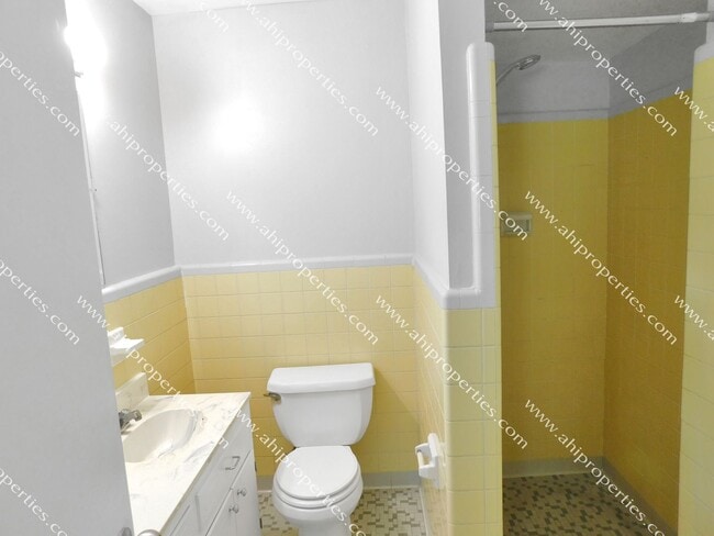 Building Photo - 3520 Royal Crest Dr