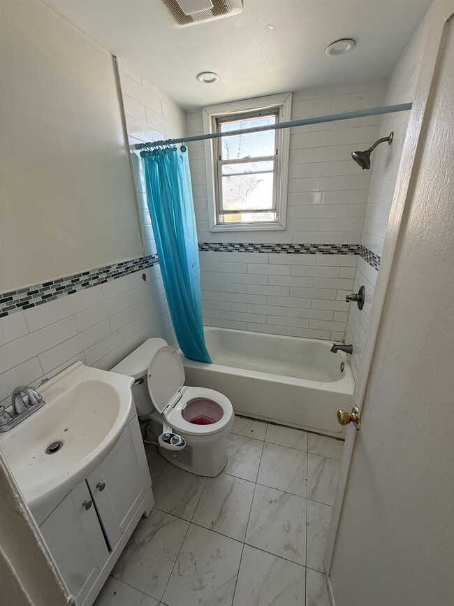 Building Photo - 133 W 20th St