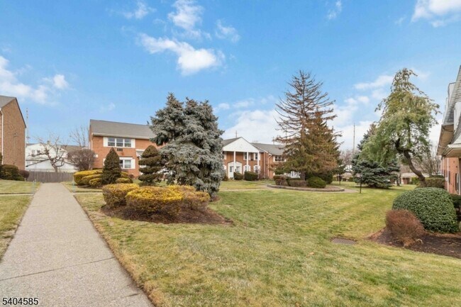 Building Photo - 25 River Rd