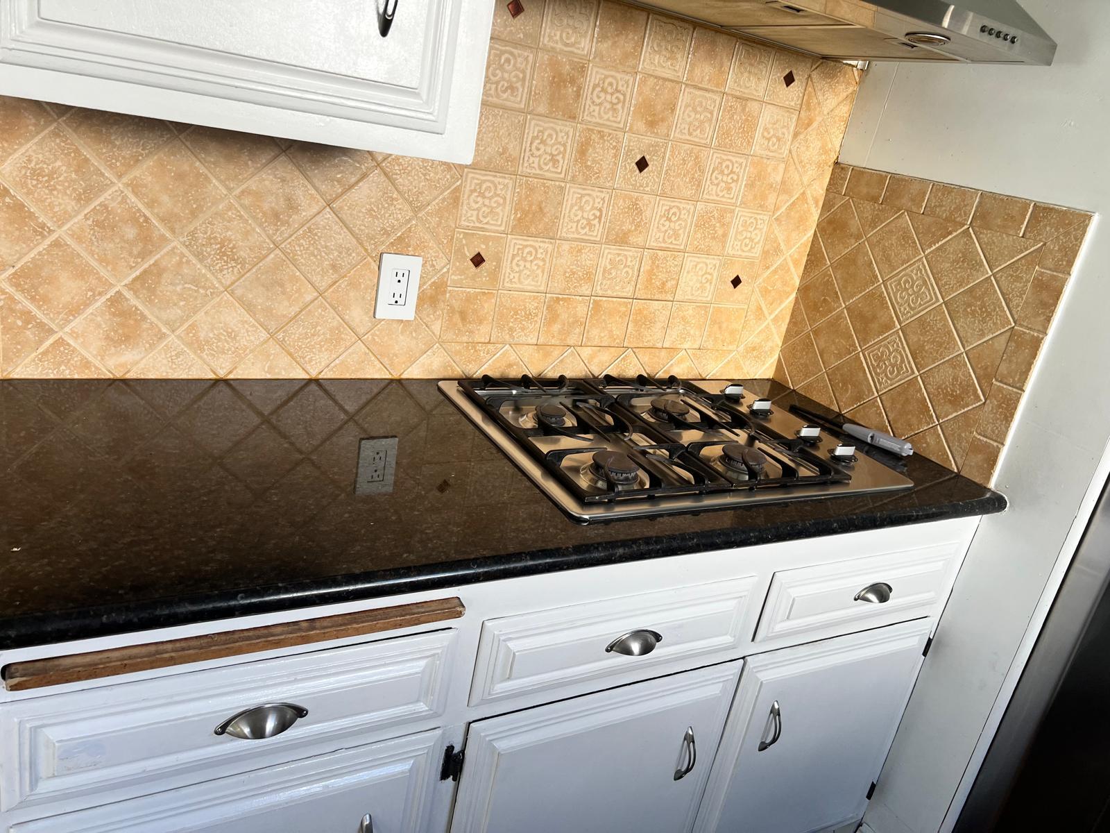 Built-in stove - 6500 Whitaker Ave