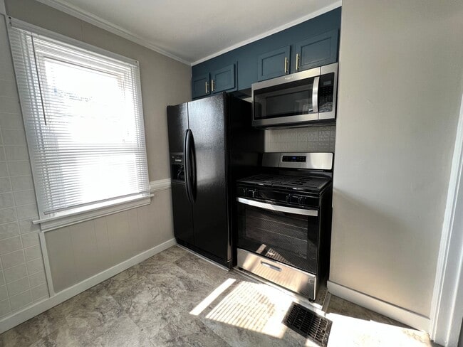 Building Photo - Spring Street