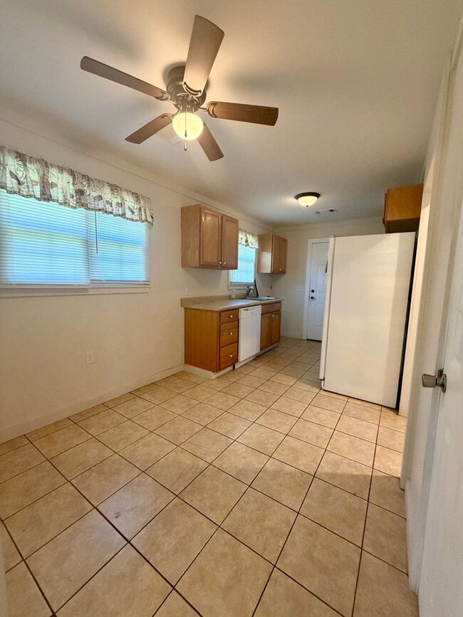 Building Photo - 3 Bed 1 Bath Brick Home