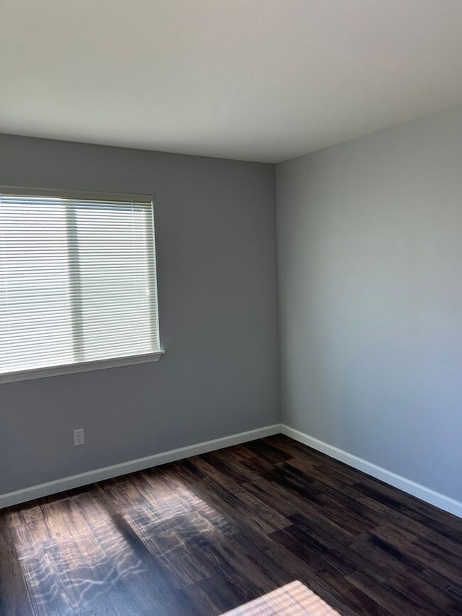 Building Photo - 2 bedroom, 1 bathroom home located in the ...