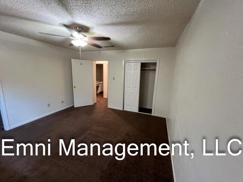 Building Photo - 204 Oak Trail Dr