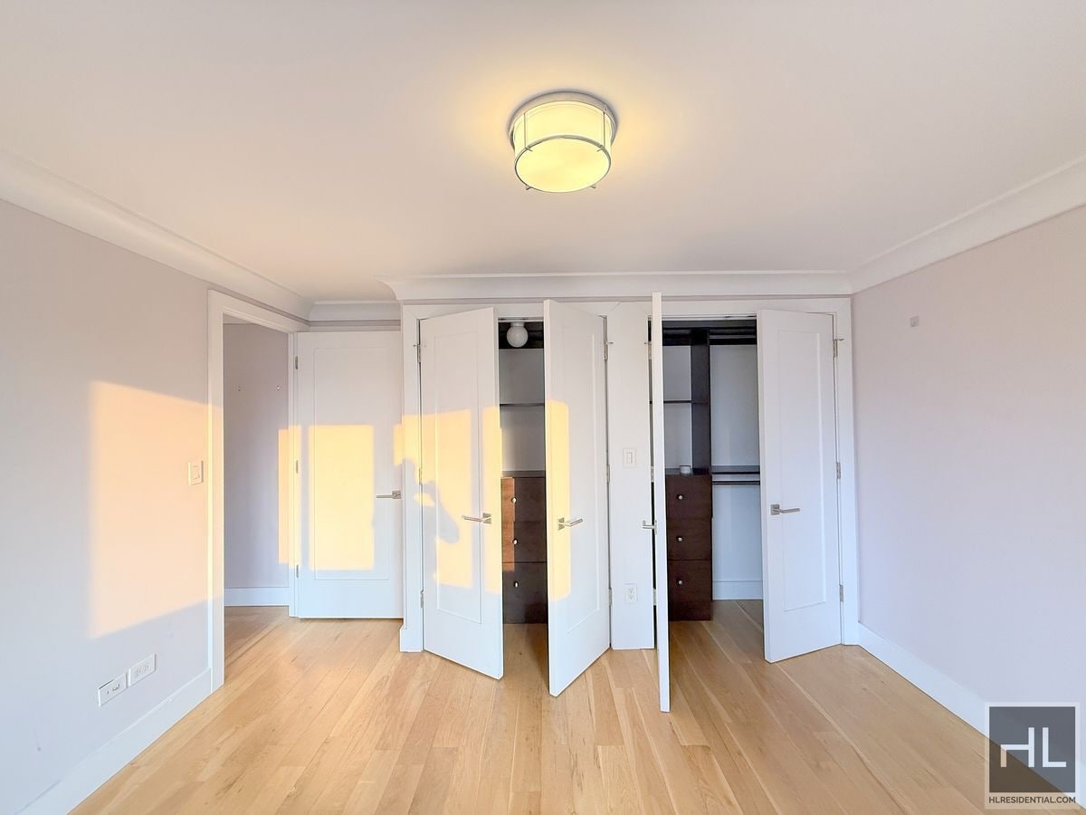 Building Photo - 1 bedroom with home office / Washer and dryer / WEST 93 STREET
