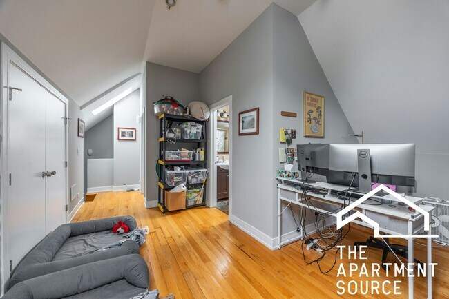 Building Photo - 3023 N Oakley Ave