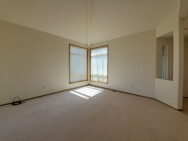 Building Photo - 4-Bedroom, 2.5-Bath located in Horn Rapids...