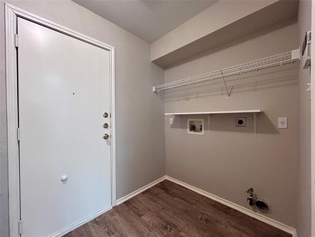 Building Photo - 1104 Doras Dr