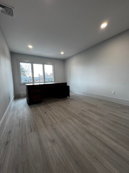 Building Photo - 2357 Linwood Ave