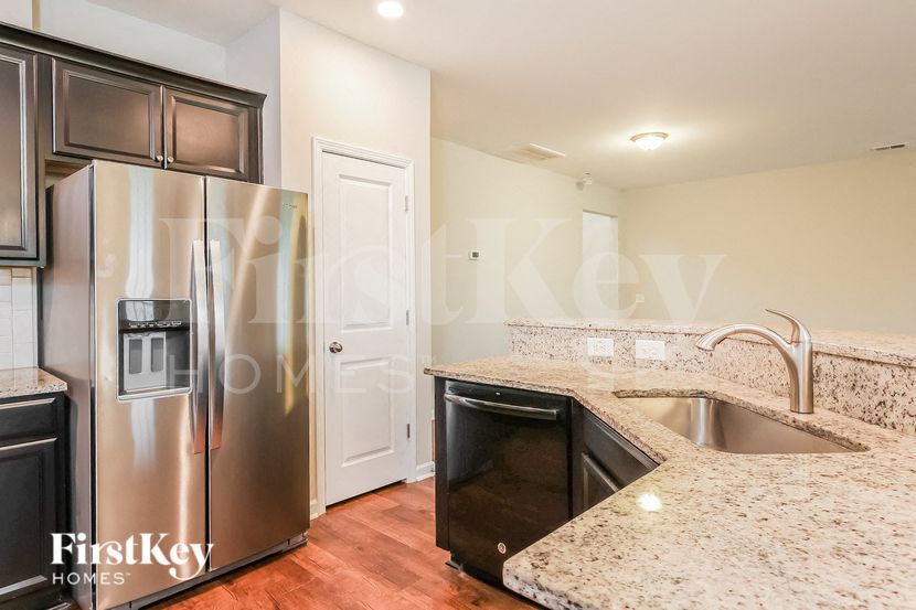 Building Photo - 732 Redbud Ln