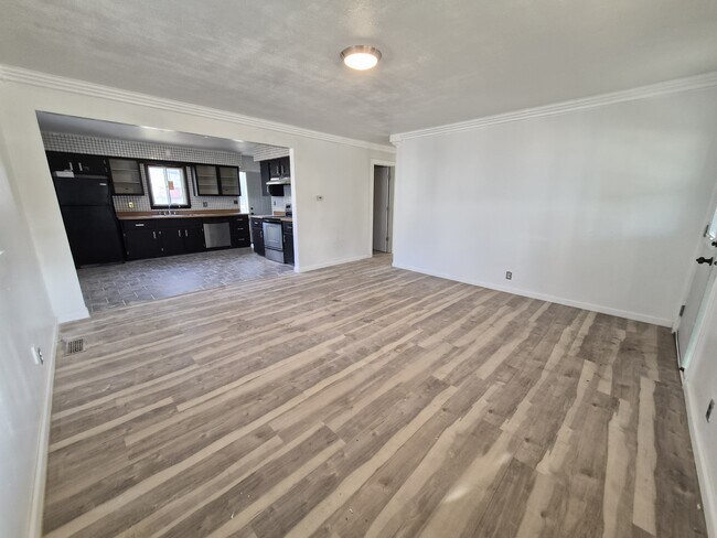 Building Photo - 5309 W Hill Dr