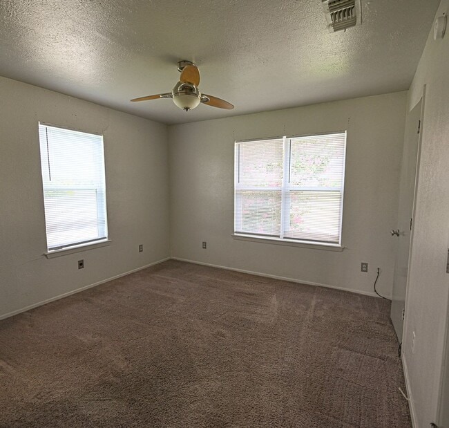 Building Photo - Charming Country Home 2 Bed 1.5 Bath