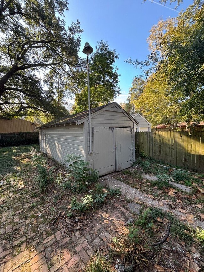 Building Photo - Charming Broadmoor Home