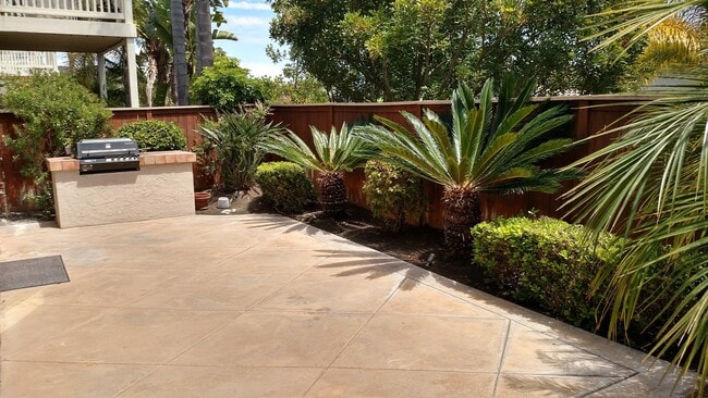 Building Photo - Amazing 4 bedroom home in gated community near highly rated schools and beach