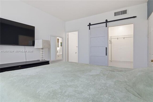 Building Photo - 801 Brickell Bay Dr