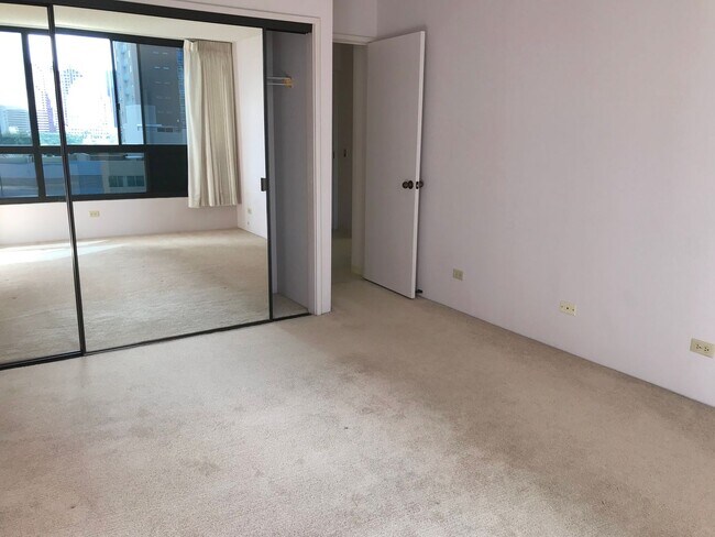 Building Photo - Royal Capitol Plaza 1 bedroom unit