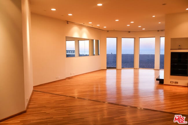 Building Photo - 3505 Ocean Front Walk