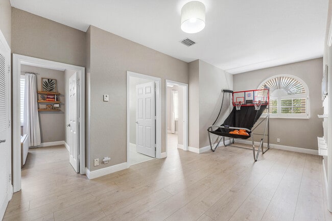 Building Photo - 121 Palm Cir