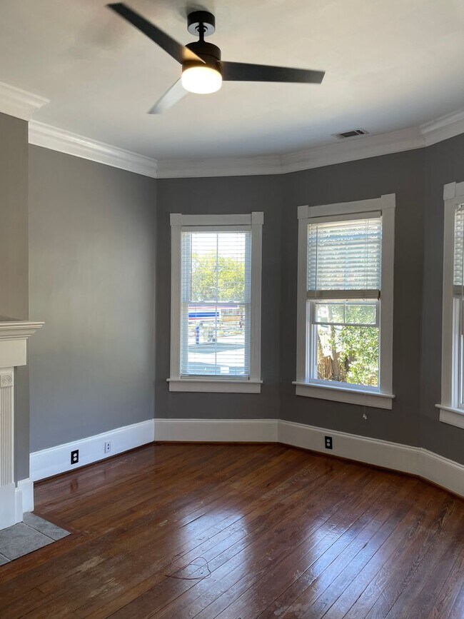 Building Photo - WALK TO STARLAND!