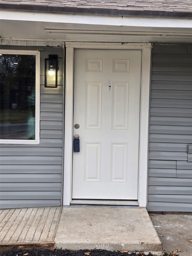 Building Photo - 5823 Lyndhurst Dr