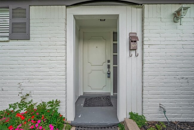 Building Photo - 605 Sorrento Dr