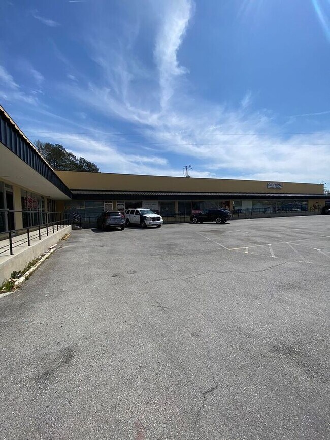 Building Photo - Great Commercial Space for Lease on Braine...