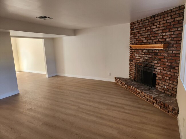 Building Photo - 3bed/2.5bath + Garage Townhome in Tarzana-...