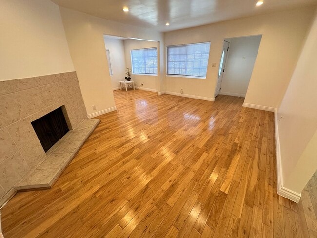 Building Photo - Front Home of Single Family Duplex in Gardena
