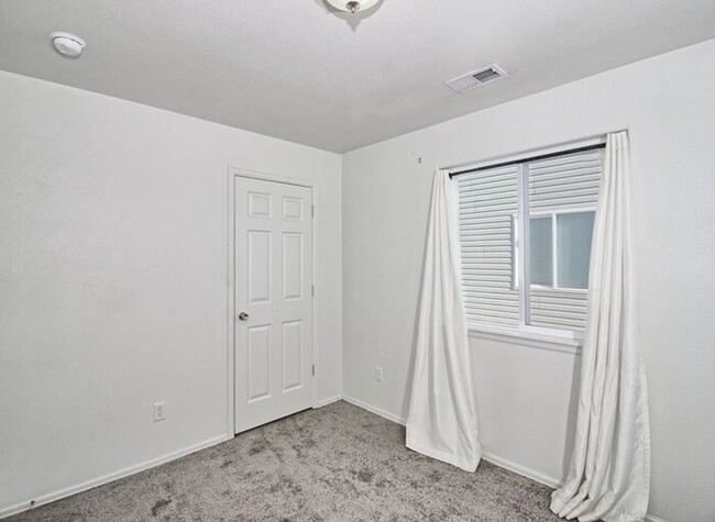 Building Photo - Charming 3 Bed, 2 Bath Townhome in Orchard...