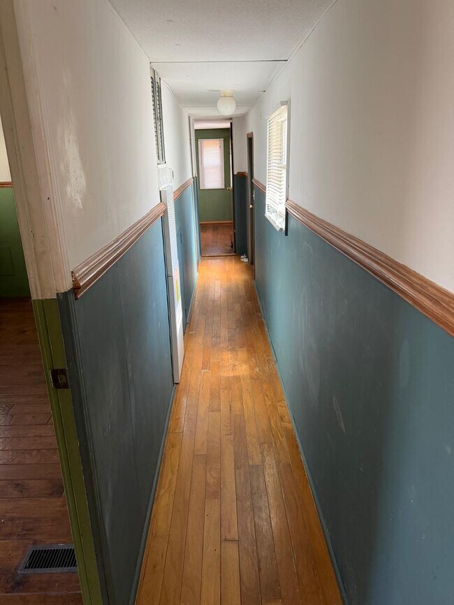 Building Photo - AVAILABLE NOW!