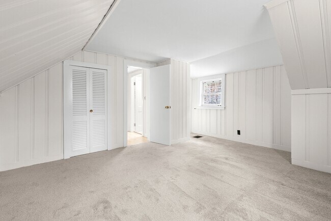 Building Photo - 123 Pond St