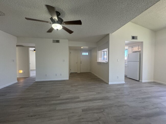 Building Photo - 850 S River Dr